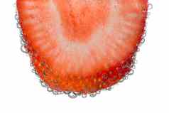 草莓片清晰的碳酸水泡沫背景