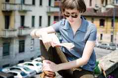 年轻的美丽的赶时髦的人女人阅读书