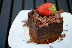 巧克力蛋糕草莓白色板