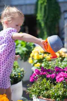 可爱的女孩浇水花浇水