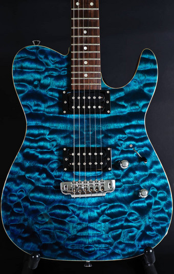 华丽的蓝色的吉他黑色的背景