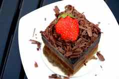 巧克力蛋糕草莓白色板