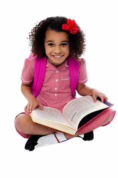 微笑漂亮的学校女孩阅读书