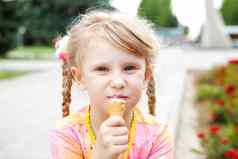 女孩吃冰淇淋