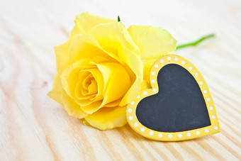 黄色的玫瑰心形的空白标签
