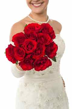 微笑年轻的新娘持有玫瑰花束