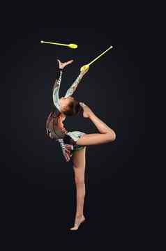 年轻的女人体操运动员西装摆姿势