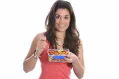 模型发布年轻的女人吃意大利面沙拉