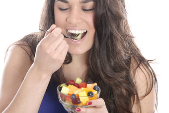 模型<strong>发布</strong>年轻的女人吃新鲜的水果沙拉