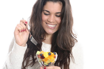 模型<strong>发布</strong>年轻的女人吃新鲜的水果沙拉