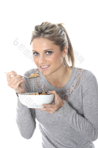 模型发布年轻的女人吃早餐麦片水果