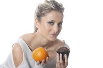 模型<strong>发布</strong>年轻的女人持有新鲜的橙色松饼蛋糕