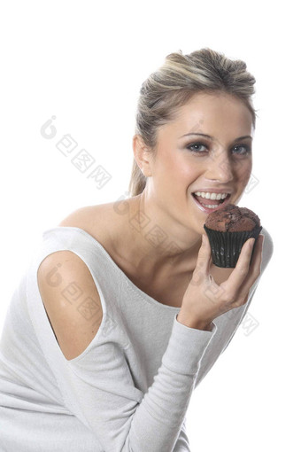 模型发布年轻的女人吃<strong>巧克力松饼</strong>