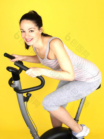 年轻的女人锻炼自行车模型<strong>发布</strong>