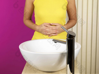 年轻的女人洗手模型发布