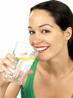 年轻的女人喝玻璃水模型发布