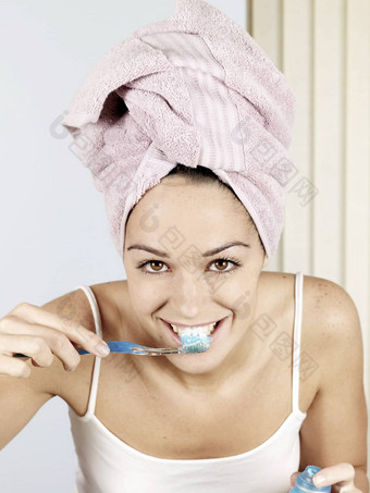 年轻的女人刷牙牙齿模型发布