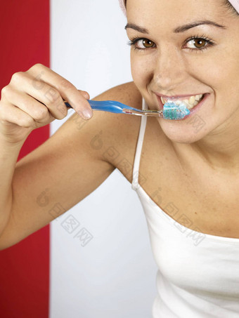 年轻的女人刷牙<strong>牙齿模型</strong>发布