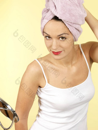 年轻的女人穿浴毛巾模型