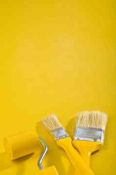 Copyspace图像刷滚动油漆刷黄色的背景
