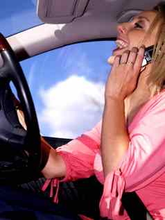 年轻的女人开车移动电话模型发布