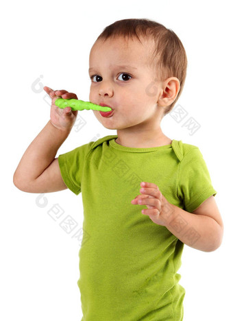 可爱的男孩刷牙牙齿孤立的白色