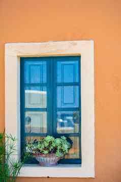 传统的希腊风格窗户花盆