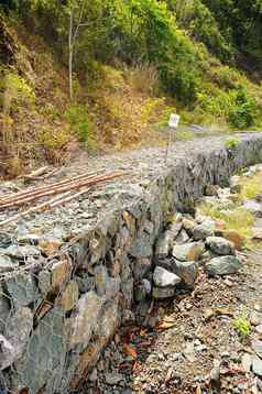 岩石块防止山体滑坡