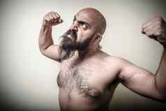 超级权力愤怒的肌肉有胡子的男人。