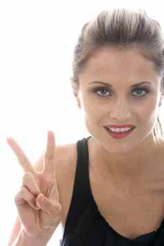 模型发布年轻的女人使和平手指标志