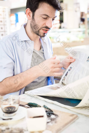 男人。酒吧阅读报纸