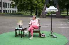 女人坐着公园椅子表格灯