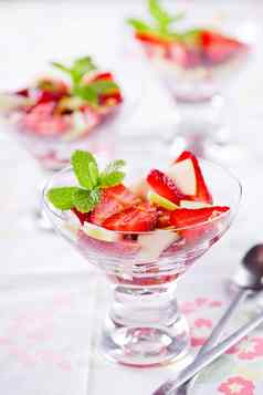 草莓苹果水果沙拉