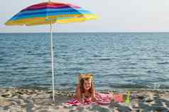 女孩潜水面具说谎遮阳伞海滩