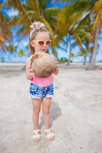 可爱的女孩大椰子棕榈格罗夫异国情调的国家