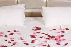 酒店房间大床上红色的花