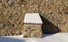 古董堡石头墙粘土瓷砖屋顶雪冬天