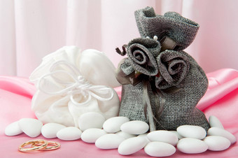 婚礼环支持优雅的织物