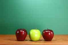学校苹果坐着老师桌子上行