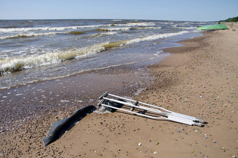 一对<strong>拐杖</strong>海滩沙子海