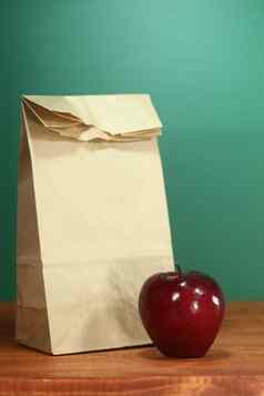 学校午餐袋坐着老师桌子上