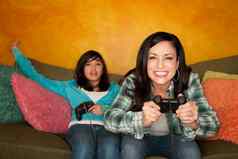 拉美裔女人女孩玩视频游戏