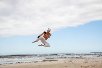 男人。跳体育运动空手道武术艺术战斗踢