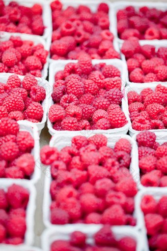 新鲜的美味的粉红色的<strong>树莓</strong>特写镜头宏市场户外