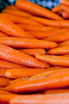 新鲜的橙色胡萝卜市场夏天