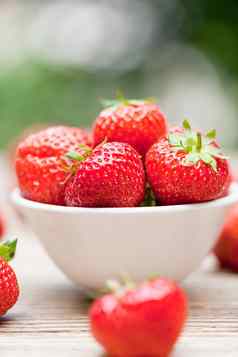 新鲜的美味的甜蜜的草莓宏特写镜头花园户外