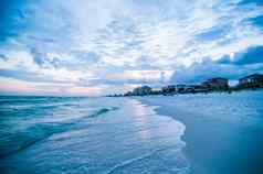 日落佛罗里达海滩白色沙子蓝色的天空