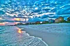 日落佛罗里达海滩白色沙子蓝色的天空