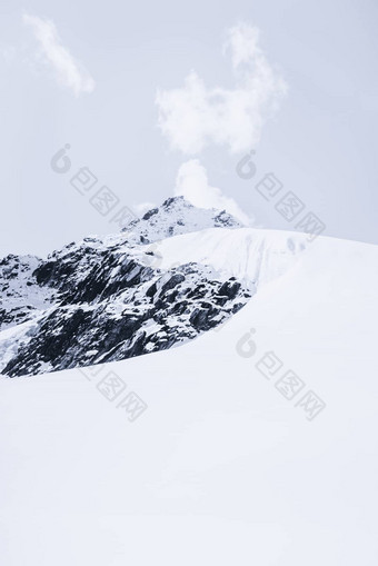 下了雪山峰会岩石喜马拉雅山脉