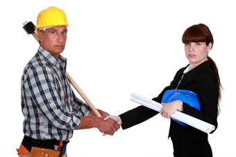 建设工人握手